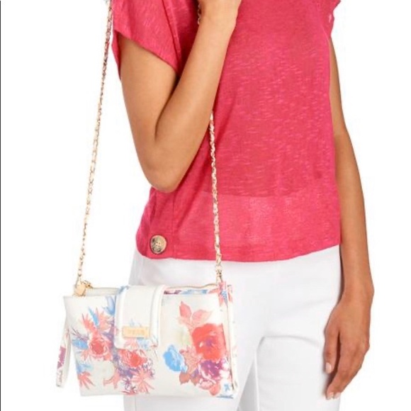 bebe Handbags - NWT BEBE Fresh Floral Crossbody Bag